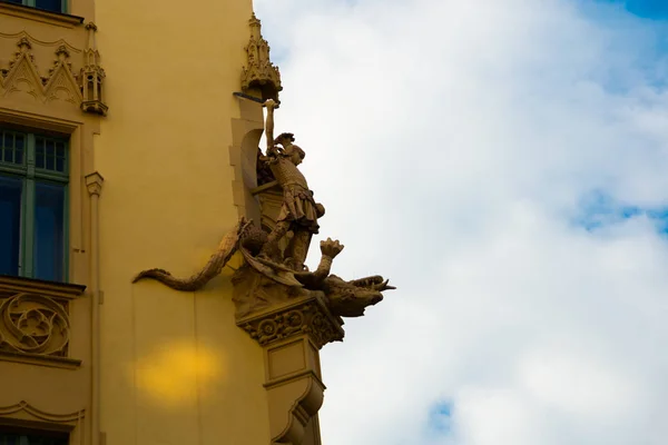 Praga, Czechy: rzeźba jeźdźca i smoka na elewacji budynku. Piękny budynek w historycznym centrum Pragi — Zdjęcie stockowe