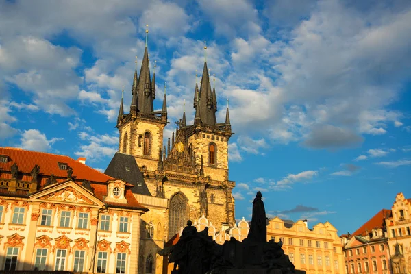 Praga Plaza de la Ciudad Vieja e Iglesia de la Madre de Dios ante Tyn en Praga, República Checa . —  Fotos de Stock