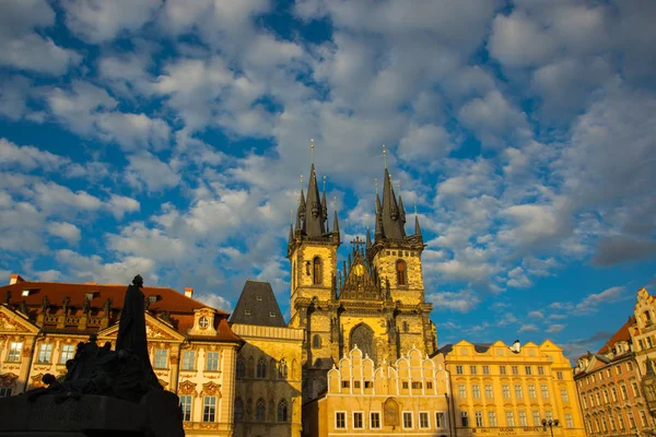 Praga Plaza de la Ciudad Vieja e Iglesia de la Madre de Dios ante Tyn en Praga, República Checa . —  Fotos de Stock