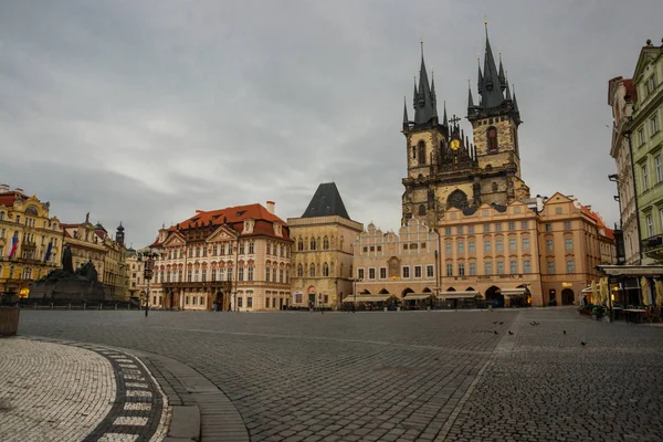 Praga Plaza de la Ciudad Vieja e Iglesia de la Madre de Dios ante Tyn en Praga, República Checa . — Foto de Stock