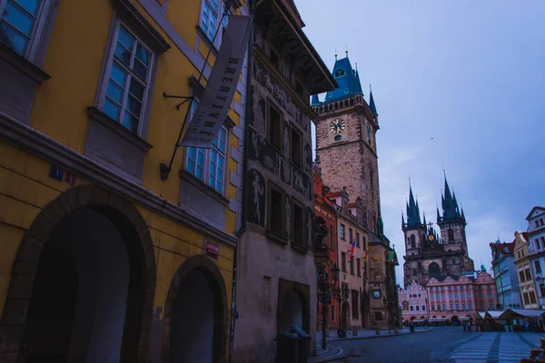 Praga Plaza de la Ciudad Vieja e Iglesia de la Madre de Dios ante Tyn en Praga, República Checa . — Foto de Stock