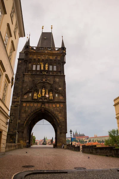 Pont Charles, Prague, République tchèque : tours de pont de petite ville. Karluv Most. Belle vue sur le pont Charles . — Photo