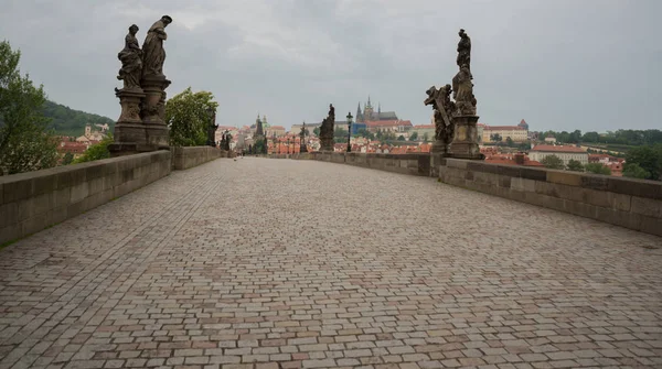 Karluv Most, Prague, République tchèque : Belle vue sur le pont Charles le matin. Ce pont est le plus ancien de la ville et une attraction touristique très populaire — Photo