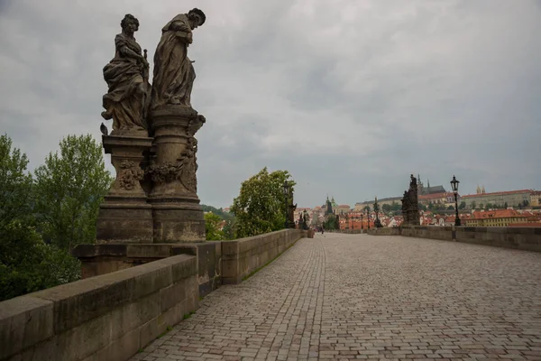 Karluv Most, Praga, República Checa: Hermosa vista del puente de Carlos por la mañana. Este puente es el más antiguo de la ciudad y una atracción turística muy popular —  Fotos de Stock