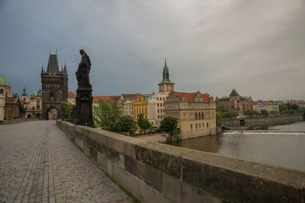 Karluv Most, Prague, République tchèque : Belle vue sur le pont Charles le matin. Ce pont est le plus ancien de la ville et une attraction touristique très populaire — Photo