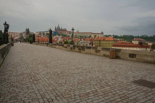 Vista de la mañana del Puente de Carlos en Praga, República Checa. El Puente de Carlos es uno de los lugares más visitados de Praga . — Foto de Stock