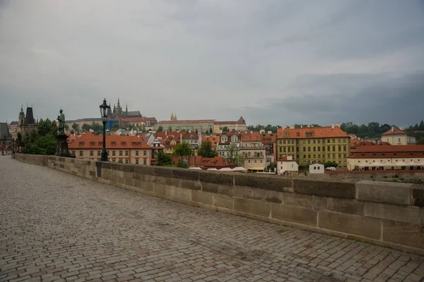 Puente de Carlos con estatuas y castillo de Praga en surise. Praga, República Checa — Foto de Stock