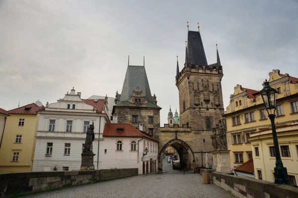 Puente de Carlos con estatuas y castillo de Praga en surise. Praga, República Checa — Foto de Stock