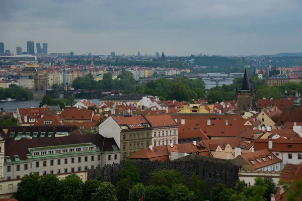 Praga, Czechy: widok na panoramę czerwonego dachu miasta Praga, Republika Czeska. Widok na miasto Pragi z dachówek terakoty — Zdjęcie stockowe