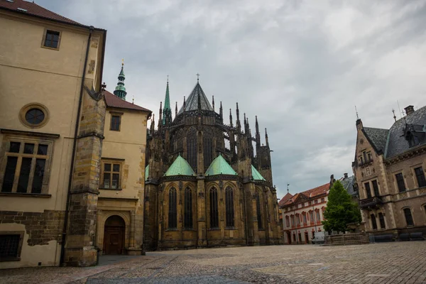 Prague, Czech Republic: St. Vitus Cathedral in Prague Castle complex in Czech Republic. The church is one of the most richly endowed cathedrals in Europe. — Stock Photo, Image