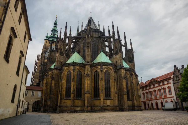 Prague, Czech Republic: St. Vitus Cathedral in Prague Castle complex in Czech Republic. The church is one of the most richly endowed cathedrals in Europe. — Stock Photo, Image