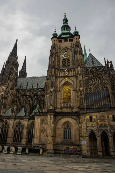 Prague, Czech Republic: St. Vitus Cathedral in Prague Castle complex in Czech Republic. The church is one of the most richly endowed cathedrals in Europe. — Stock Photo, Image