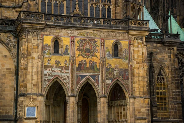 Prague, Czech Republic: St. Vitus Cathedral in Prague Castle complex in Czech Republic. The church is one of the most richly endowed cathedrals in Europe. — Stock Photo, Image