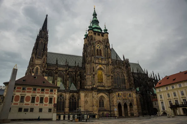 Prague, Czech Republic: St. Vitus Cathedral in Prague Castle complex in Czech Republic. The church is one of the most richly endowed cathedrals in Europe. — Stock Photo, Image