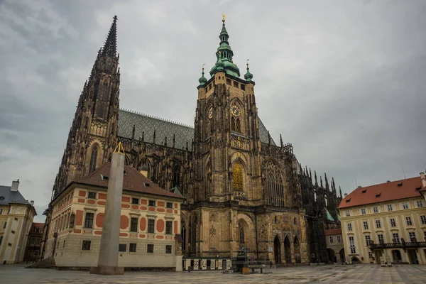 Prague, Czech Republic: St. Vitus Cathedral in Prague Castle complex in Czech Republic. The church is one of the most richly endowed cathedrals in Europe. — Stock Photo, Image