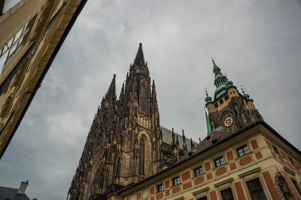 Prague, Czech Republic: St. Vitus Cathedral in Prague Castle complex in Czech Republic. The church is one of the most richly endowed cathedrals in Europe. — Stock Photo, Image