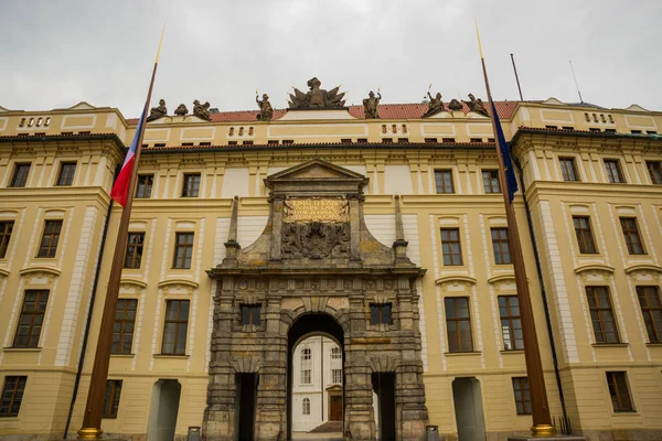 Praga, República Checa: Guardias en la Batalla de Titanes estatuas en la puerta del Primer Patio en el Castillo de Hrad con el Palacio de los Arzobispos detrás en Praga —  Fotos de Stock