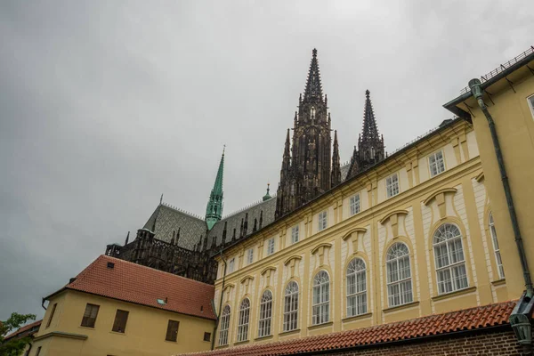 Prague, Czech Republic: St. Vitus Cathedral in Prague Castle complex in Czech Republic. The church is one of the most richly endowed cathedrals in Europe. — Stock Photo, Image