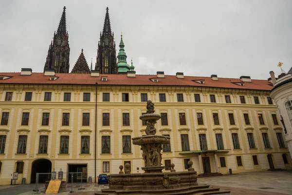 Prague, Czech Republic: St. Vitus Cathedral in Prague Castle complex in Czech Republic. The church is one of the most richly endowed cathedrals in Europe. — Stock Photo, Image