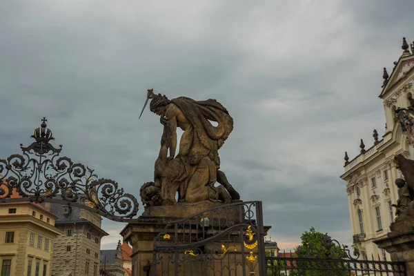 Prague, Czech Republic: Guards at the Battling Titans statues at gate to First Courtyard at Hrad Castle with Archbishops Palace behind in Prague — Stock Photo, Image