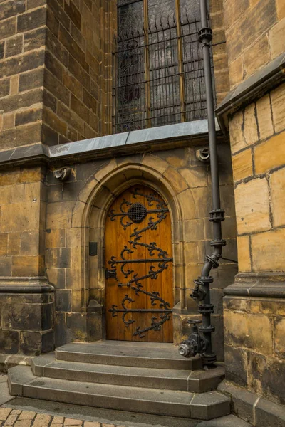 Praga, República Checa: Catedral de San Vito en el complejo del Castillo de Praga en República Checa . — Foto de Stock