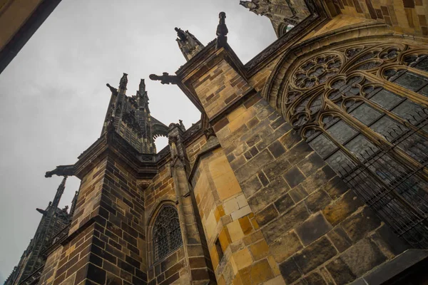 Prague, Czech Republic: St. Vitus Cathedral in Prague Castle complex in Czech Republic. The church is one of the most richly endowed cathedrals in Europe. — Stock Photo, Image