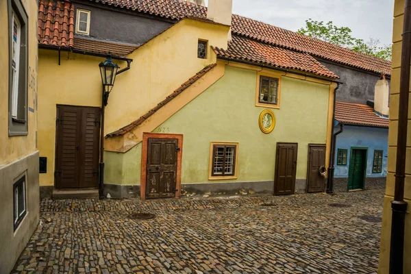 PRAGA, REPÚBLICA CHECA: Pequeñas casas en la calle Golden dentro del Castillo de Hrande.net, Praga, República Checa. Zlata ulicka —  Fotos de Stock