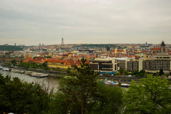 Prague, République tchèque : La plus belle vue de Prague depuis le pont d'observation des jardins du Letensky — Photo