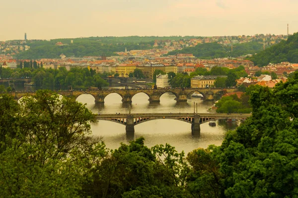 Prag, Tschechische Republik: schöne Aussicht, Landschaft von oben auf die Altstadt. — Stockfoto