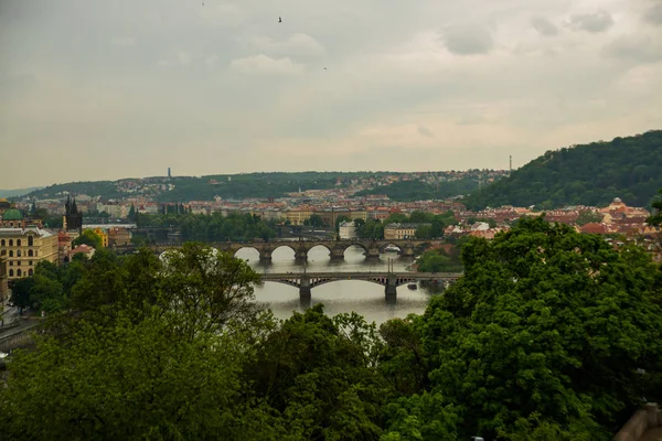 Prague, République tchèque : Vue sur la rivière Vltava et les ponts — Photo