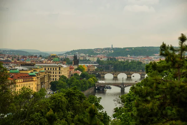 Praga, República Checa: Vista do rio Vltava e das pontes — Fotografia de Stock