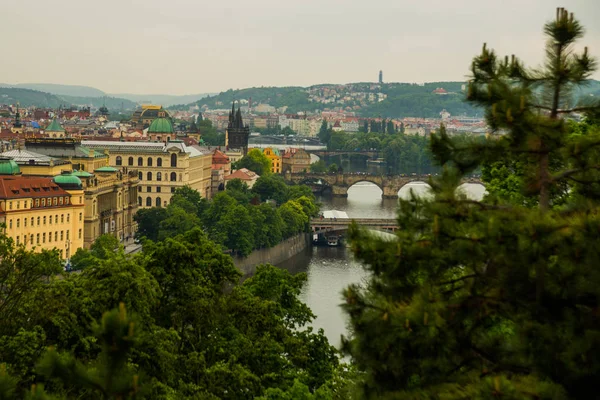 Praga, República Checa: Vista del río Moldava y los puentes —  Fotos de Stock