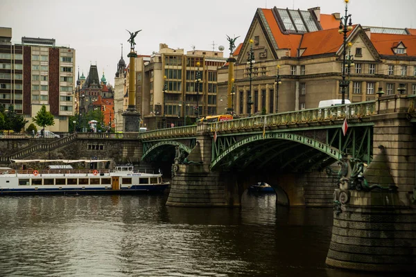 Praga, Czechy: rzeźba na moście Czechowa nad Wełtawą. — Zdjęcie stockowe