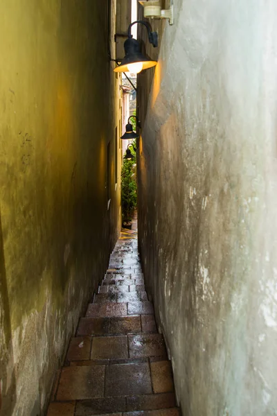 PRAGUE, REPÚBLICA CHECA: A rua mais estreita de Praga. O distrito da Cidade Menor. Mala Strana. Diabo da adega — Fotografia de Stock