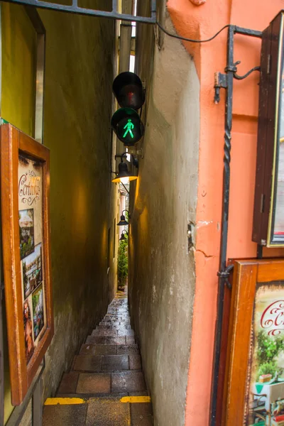 PRAGA, REPÚBLICA CHECA: La calle más estrecha de Praga. El distrito de la Ciudad Menor. Mala Strana. Bodega diablo — Foto de Stock