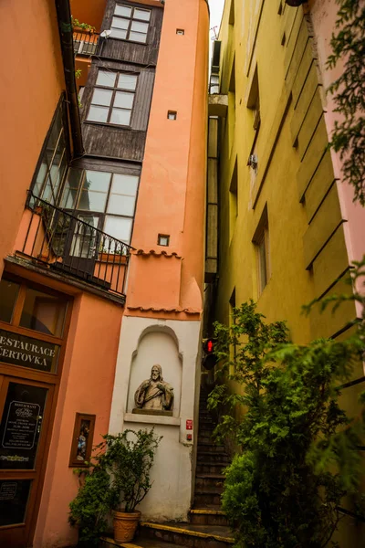 PRAGA, REPÚBLICA CHECA: La calle más estrecha de Praga. El distrito de la Ciudad Menor. Mala Strana. Bodega diablo — Foto de Stock