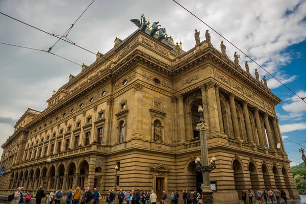 Prága, Cseh Köztársaság: a Nemzeti Színház a legfontosabb cseh kulturális intézményekhez tartozik, gazdag művészi hagyományokkal. — Stock Fotó