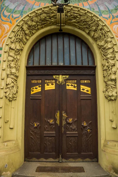 PRAGA, REPÚBLICA CHECA: Hermosa puerta metálica antigua. Puerta de entrada . — Foto de Stock