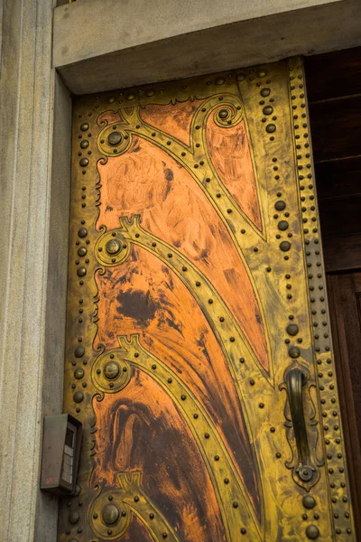 PRAGUE, REPÚBLICA CHECA: Porta antiga de metal bonito. Entrada da porta . — Fotografia de Stock