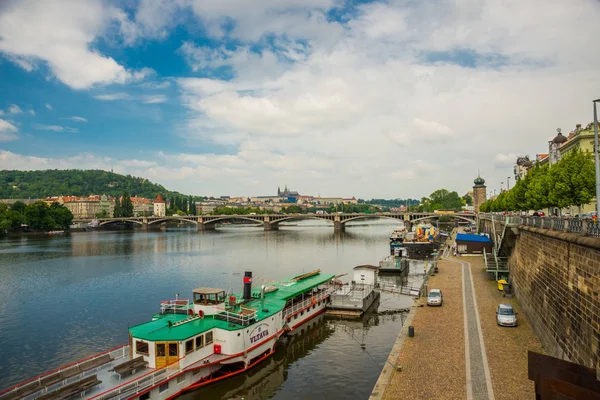 Прага, Чехия: Река Влтава в Праге. Мбаппе, Мост, Легия и другие дома — стоковое фото