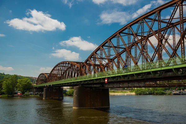 Prag, Tjeckien: järnvägsbron som förbinder Vltava-bankerna i Prag — Stockfoto