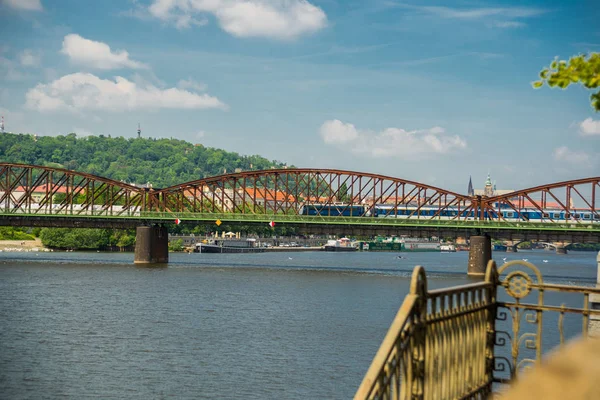 Praga, República Checa: El puente ferroviario que conecta las orillas del Moldava en Praga — Foto de Stock