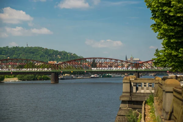 Praga, República Checa: El puente ferroviario que conecta las orillas del Moldava en Praga — Foto de Stock