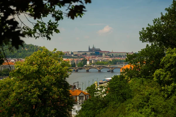Blick auf Prag Zeitraffer von der Aussichtsplattform von Visegrad. Prag. Tschechische Republik. Moldau und Brücken. — Stockfoto