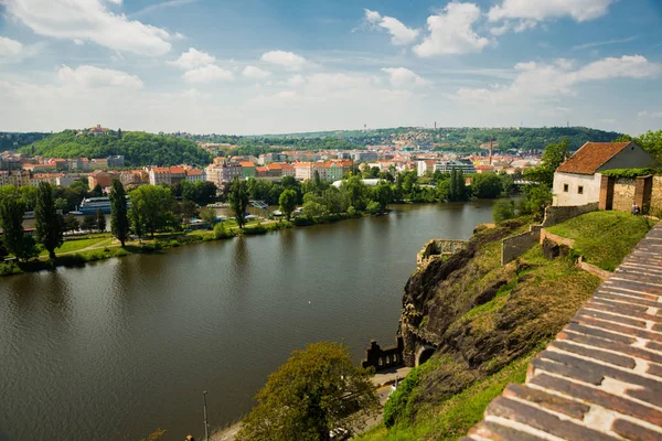 Prag, Tjeckien: panoramautsikt över Prag Tjeckien och Vltava floden från Visegrad fästning — Stockfoto