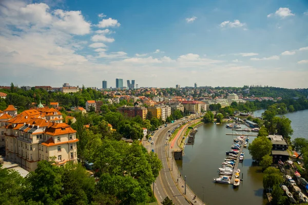 Prague, République tchèque : Vue panoramique sur Prague République tchèque et la rivière Vltava depuis la forteresse de Visegrad — Photo