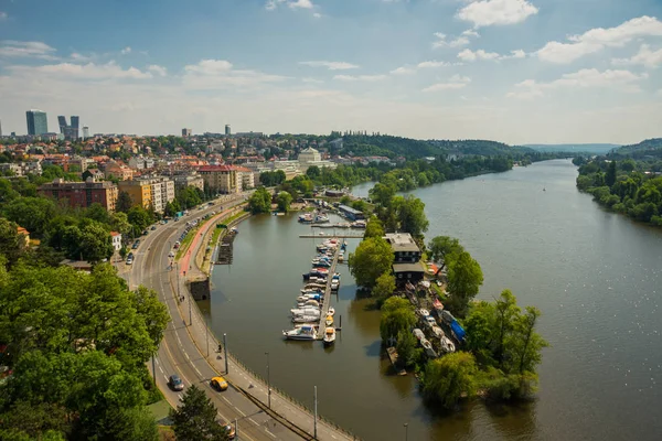 Prag, Tschechische Republik: Blick von der Festung Visegrad auf die Tschechische Republik und die Moldau — Stockfoto