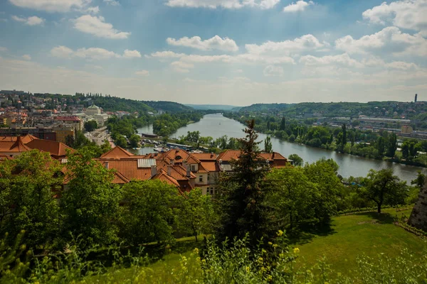 Prague, République tchèque : Vue panoramique sur Prague République tchèque et la rivière Vltava depuis la forteresse de Visegrad — Photo