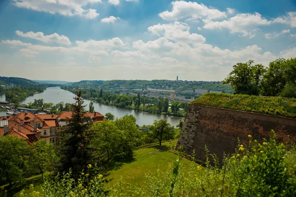 Praga, República Checa: Vista panorámica de Praga República Checa y el río Moldava desde la fortaleza de Visegrad — Foto de Stock