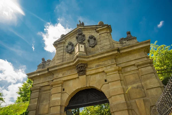 O portão de entrada para o Castelo de Visegrad em Praga, República Checa — Fotografia de Stock